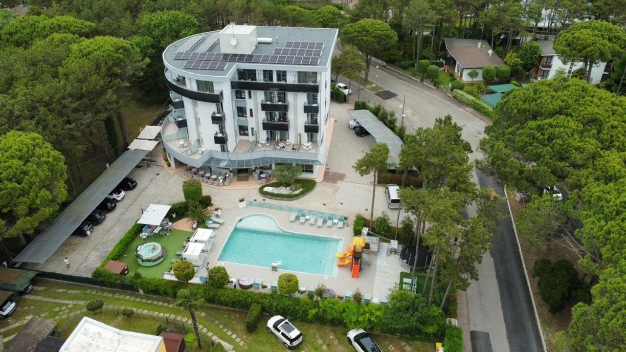 Hotel Franz Бибионе Екстериор снимка