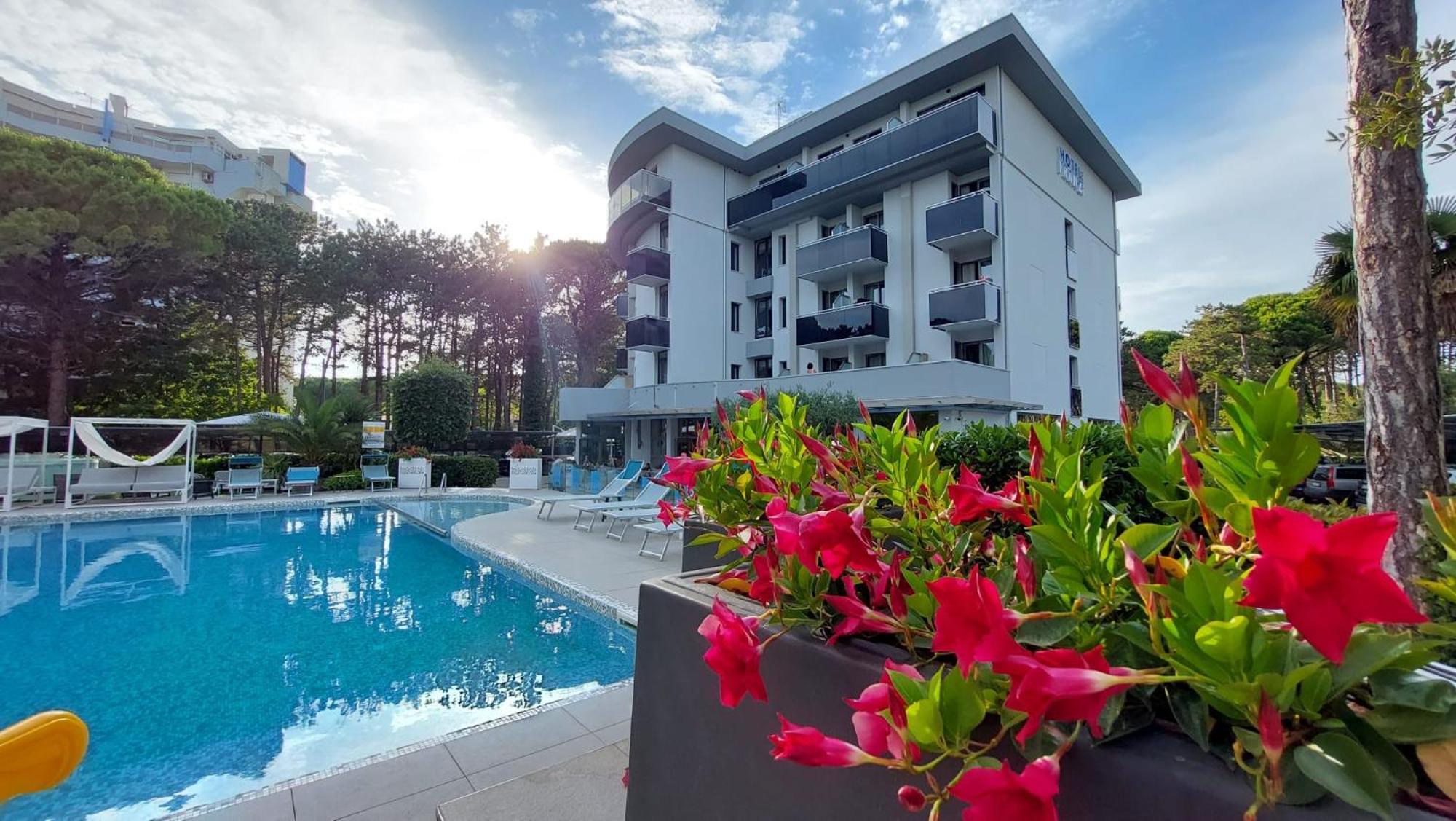 Hotel Franz Бибионе Екстериор снимка